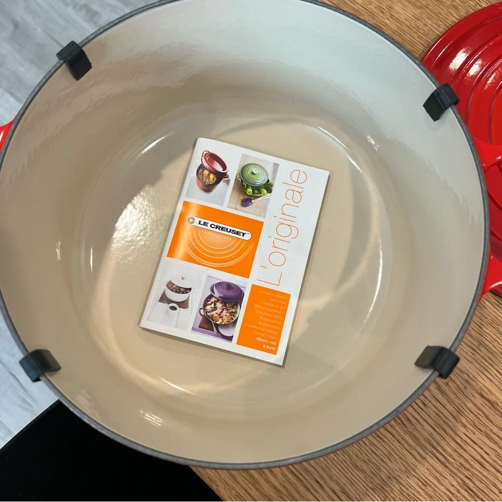 NEW LE CREUSET 5.5 QT Signature Round Dutch Oven Cast Iron Casserole Red